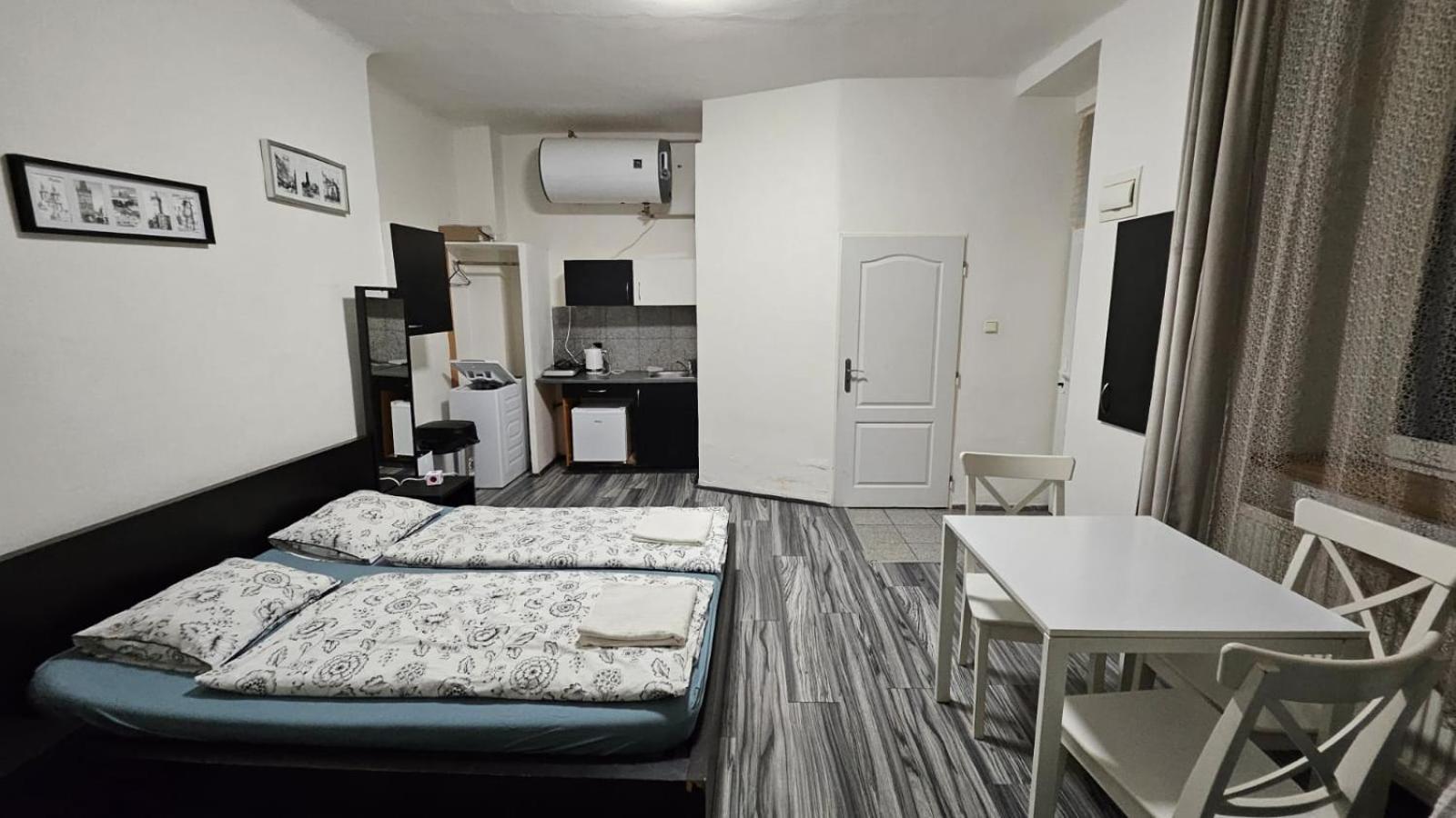 Small In Downtown For Groups Apartmán *